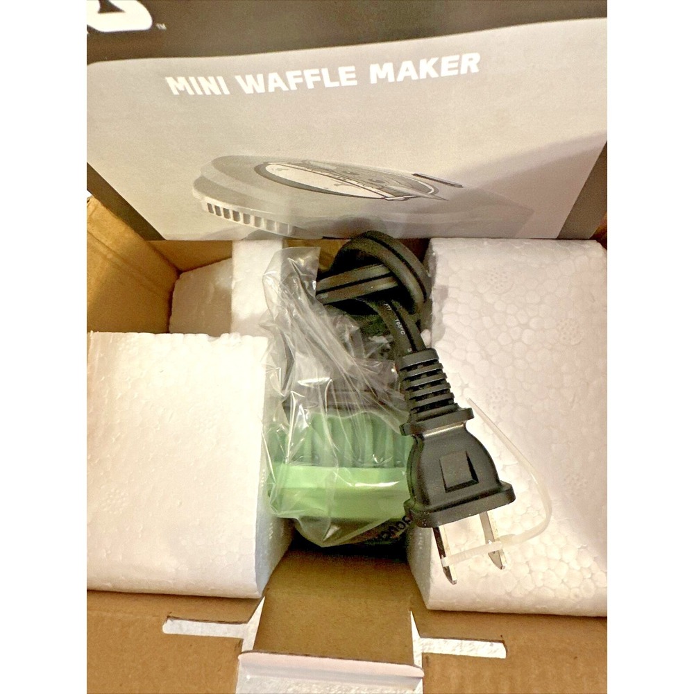 Disney Star Wars Mini Waffle Maker Mandalorian Baby Yoda Child NEW OPEN BOX - Picture 7 of 8